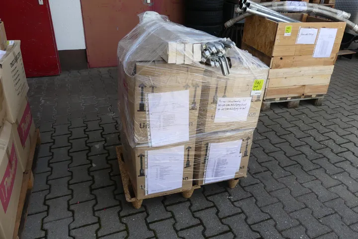 4x Karton mit Sanitärzubehör u.a. Wandschienen für Heizkörper